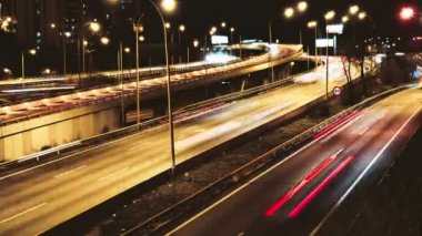 Karayolu trafik araba sürüş zaman atlamalı birden çok Lane Speedway.Time sukut karayolu, Bitirim, yoğun trafik ile. Trafik alacakaranlıkta çok. Yüksek hızda sürüş araba. Araba sürme, şirket, şehir veya kent fikirler büyük.