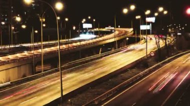 Karayolu trafik araba sürüş zaman atlamalı birden çok Lane Speedway.Time sukut karayolu, Bitirim, yoğun trafik ile. Trafik alacakaranlıkta çok. Yüksek hızda sürüş araba. Araba sürme, şirket, şehir veya kent fikirler büyük.