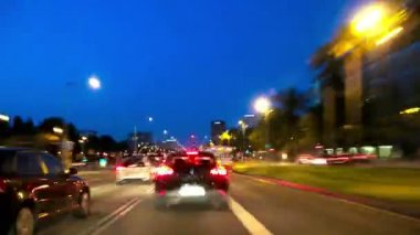 Alacakaranlıkta Barcelona şehrin sokaklarında öfke kamera arabaya yol. Zaman atlamalı Barcelona şehir merkezine sürüş. Üç farklı çekim hızı projeniz uyacak. Çok güzel, yüksek-enerji şehir ve yollar zaman atlamalı. Video arka plan için iyi.