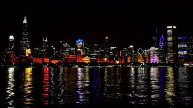 Chicago manzarası göl üzerinde geceleri panoramik yansıtıyordu. Chicago şehir merkezi cityscape Michigan gölde geceleri yansıtıyordu. Harika Chicago mali şehir merkezi manzarası, gece. Chicago renkli ışıklı gökdelenler.