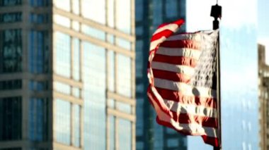 Chicago üzerinde günbatımında sallayarak sinematik Amerika Birleşik Devletleri bayrağı. Flagstaff üzerinde Golden Mile Chicago şehir merkezinde. Amerikan bayrağı sallayarak Chicago'da rüzgarlı şehir. Gökdelenler cam windows arka plan ile bayrak.