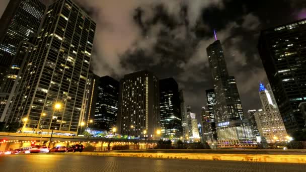 Chicago Skyscrapers Nuit Avec Des Voitures Traversant Ville Timelapse Vidéo — Video