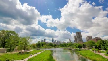 Lincoln Park Time Lapse Video lapse süreci Chicago gökdelenler geçerken bulutlar Chicago manzarası. Lincoln Park Zoo bahar cityscape panoramik manzaralı. Hancock Tower rüzgarlı şehir içinde en yüksek binalardan biridir.