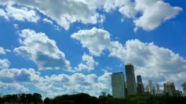 Bulutlar gökyüzü zaman atlamalı geçiş ile Chicago manzarası. Şehir Merkezi Finans bölgesine, Chicago downtown gökdelenlerin video timelapse. Hancock Tower Chicago şehir merkezi Amerika Birleşik Devletleri.