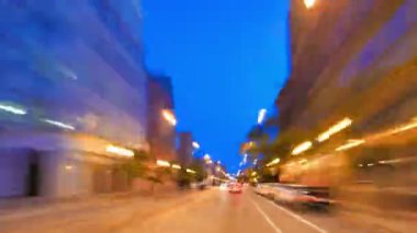 Şehir merkezine tam hızda sürüş günbatımı zaman atlamalı Chicago. Hızlı alacakaranlık Amerika Birleşik Devletleri Road rage kamera araba. Çok güzel, yüksek-enerji yollar zaman atlamalı Pov. İyi cityscape modern bir video arka planı için.
