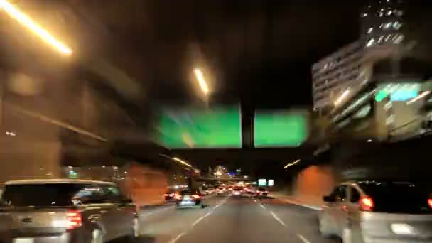 全速驾车到芝加哥市中心 夜间摄像车时间失效 道路愤怒的相机车从西方驾驶的令人敬畏的地平线芝加哥 高能量的道路在摩天大楼之间的时间推移 — 图库视频影像