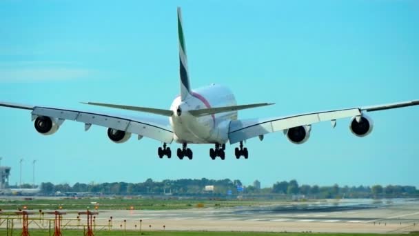 Verkehrsflugzeug A380 Jumbo Jet Bei Der Landung Der Airbus A380 — Stockvideo