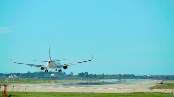 Verkehrsflugzeug Landet Auf Der Landebahn Des Flughafens Barcelona Flugzeuge Landen — Stockvideo