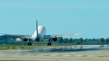 Vueling Havayolları Jet uçak iniş yaklaşıyor. Vueling yolcu uçağı. Jet uçağı Barcelona Havaalanı'nda açılış yaklaşıyor. Yolcu uçağının uçuş. Gökyüzüne uçan yolcu uçağı. Barcelona havaalanına iniş uçak.