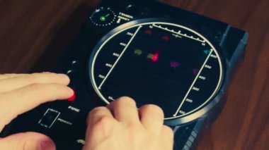 Retro oyuncak yıldız gemisi Arcade oyun konsolu. Genç adam onun 70s ile oynamak vintage yıldız gemisi arcade oyuncak. UFO Marslılar ölüm makinesi. Space Invaders retro oyunu.
