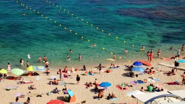 Zomer Het Strand Onder Zon Spanje Typische Mediterrane Strand Zomerdag — Stockvideo