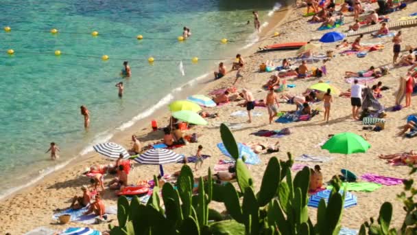 Sommer Strand Unter Der Sonne Spanien Typischer Mittelmeerstrand Sommertagen Menschen — Stockvideo