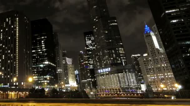 Hyperlapse を通過するトラフィックにシカゴの高層ビル その通りにフルスピードで運転の車でシカゴのダウンタウン高層ビルのビデオ ボックスに追加 素晴らしいシカゴ シティ センターは夜のスカイライン アメリカ合衆国で — ストック動画