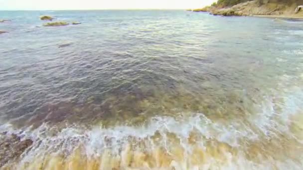 空中ドローン ビュー地中海損なわれていないバージン ビーチ 空中ビデオは 典型的な地中海のビーチで撮影 石や木や Dji ファントム クアッド ヘリコプターが付いている砂の上に海岸に沿って移動 — ストック動画