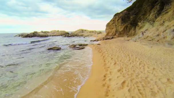 Drohnen Aus Der Luft Betrachten Mediterranen Unberührten Unberührten Strand Luftbildaufnahmen — Stockvideo