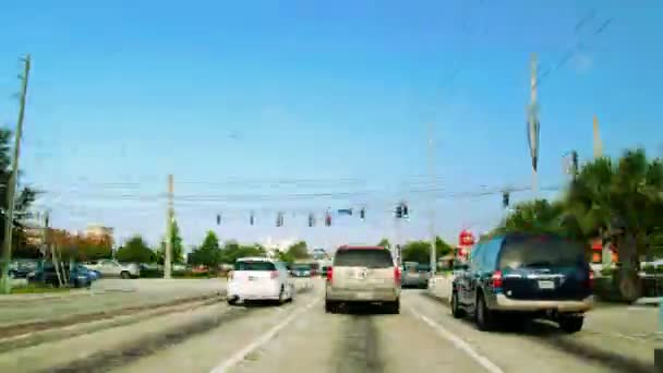 在佛罗里达州的道路愤怒高速行驶 在佛罗里达的街道和高速公路上 夏季的时间流逝 高能量的美国公路时间失效 对视频背景很有好处 伟大的任何驾驶 城市或城市 Scenics 在美国 — 图库视频影像