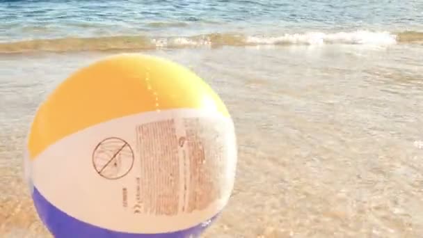 Balón Playa Merced Las Olas Mar Arrastra Una Pelota Playa — Vídeos de Stock