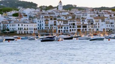 Bağlantılı tekneler bir Akdeniz Köyü önünde. Ahşap geleneksel tekneler ve modern gemi. Seaport bağlantılı zevk ve balıkçı tekneleri ile. Tipik Akdeniz balıkçı köyü gündoğumu.