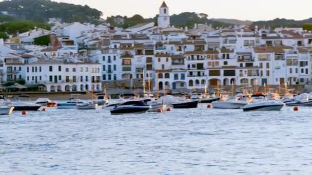 Bağlantılı Tekneler Bir Akdeniz Köyü Önünde Ahşap Geleneksel Tekneler Modern — Stok video