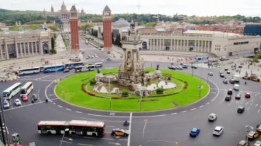 Fira de Barcelona Meydanı hayat Rating zaman atlamalı. Araçlar ve yayalar Fira de Barcelona Plaza İspanya. Mobile World Congress ana girişi. Otomobil, kamyon, motosiklet, Bisiklet, otobüs, taksi ve yayalar çalışan.