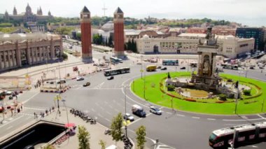 Fira de Barcelona Meydanı hayat Rating zaman atlamalı. Araçlar ve yayalar Fira de Barcelona Plaza İspanya. Mobile World Congress ana girişi. Otomobil, kamyon, motosiklet, Bisiklet, otobüs, taksi ve yayalar çalışan.