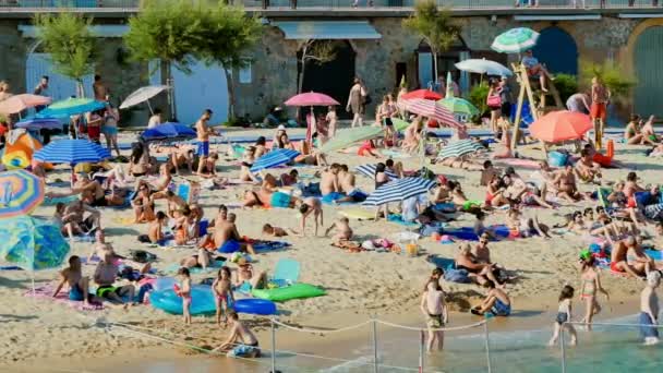 Urlaub Strand Spanien Sommer Typischer Mittelmeerstrand Sommertagen Menschen Urlaub Strand — Stockvideo