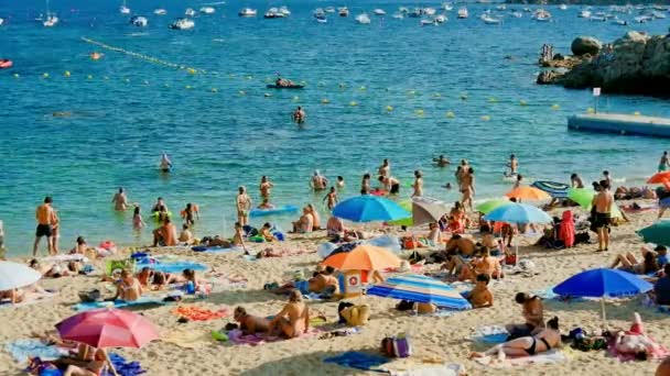 Üdülés Spanyol Tengerparton Nyáron Tipikus Mediterrán Strand Nyári Napon Nézd — Stock videók