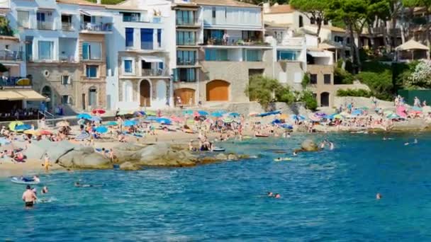 Dovolená Pláži Španělsku Létě Typické Středomořské Pláži Letním Dni Lidé — Stock video