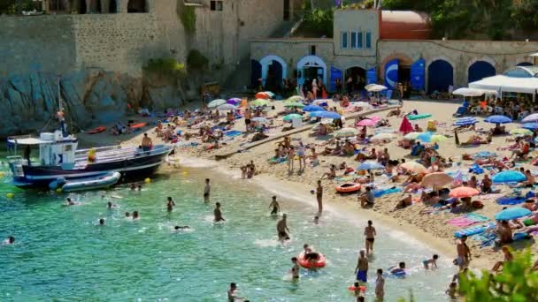 Wakacje Plaży Hiszpanii Latem Typowej Śródziemnomorskiej Plaży Letni Dzień Osób — Wideo stockowe