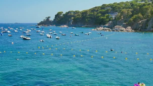 Férias Praia Espanha Verão Praia Típica Mediterrâneo Dia Verão Pessoas — Vídeo de Stock