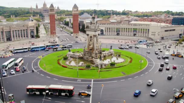巴塞罗那广场生活交通时间失效 在巴塞罗那的西班牙广场上的车辆和行人 移动世界大会的主要入口 摩托车 自行车 公共汽车 出租车和行人贯穿 — 图库视频影像
