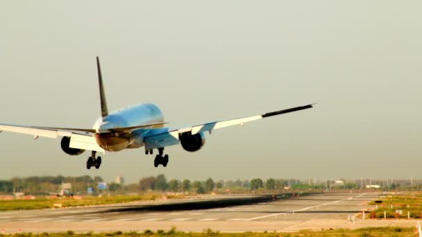 Εμπορικό Αεροσκάφος Προσγειώνεται Στο Αεροδρόμιο Prat Της Βαρκελώνης Προσγείωση Του — Αρχείο Βίντεο