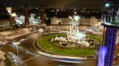 Fira de Barcelona Meydanı kalabalık gece. Zaman atlamalı araçları ve yayalar Fira de Barcelona Plaza İspanya. Mobile World Congress ana girişi. Otomobil, kamyon, motosiklet, Bisiklet, otobüs, taksi ve yayalar çalışan.