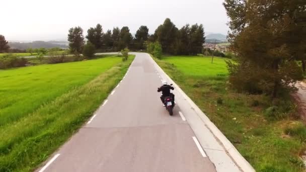 Motociclista Conduciendo Moto Enduro Una Carretera Con Curvas Dron Aéreo — Vídeo de stock