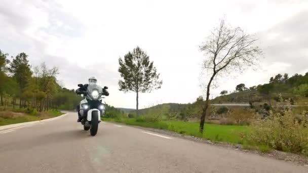 Motorrijder Met Zijn Sports Motorbike Een Bochtige Weg Steady Cam — Stockvideo