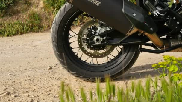 Sport Enduro Motorcycle Wheel Skidding Sand Starting Vista Ruota Basso — Video Stock