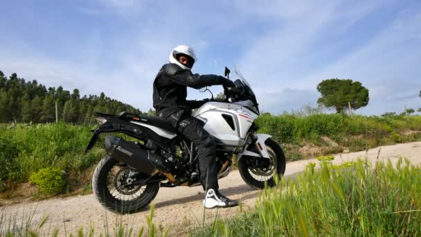 Sports Enduro Motorcyclist Skidding Sand Starting His Motorbike Low Angle — 비디오