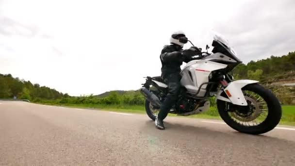 Motociclista Dirigindo Sua Moto Esportiva Curvy Road Slow Motion Jovem — Vídeo de Stock