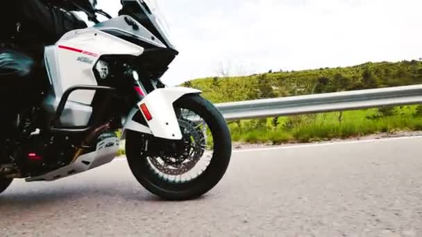 Motocyklista Jeździ Swoim Sportowym Motocyklem Zakręconej Drodze Slow Motion Stabilny Klip Wideo