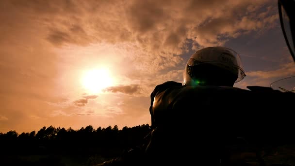彼のスポーツのバイクを始まるサンセット ロード トレーニングのモーターサイク リスト 若い男が彼のエンデューロ バイクを春からの定常カム ショット ローアングル アクションでクロス バイクのホイールで表示 — ストック動画