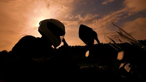 Motociclista Comenzando Moto Deportiva Para Entrenamiento Carretera Atardecer Estable Cam — Vídeos de Stock