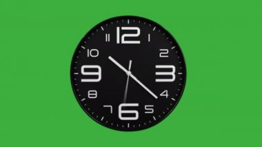 Modern siyah saat, yeşil ekran arkaplanındaki hızlandırılmış zamanı ileri alır. Yüksek hız sayacı. Zaman su gibi akıp gidiyor bu zaman atlamasında. Saat yüzeyi yüksek hızda tükeniyor.