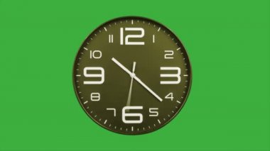 Modern altın saat, yeşil ekran arkaplanındaki hızlandırılmış zamanı hızlandırarak ileri sarar. Yüksek hız sayacı. Zaman su gibi akıp gidiyor bu zaman atlamasında. Saat yüzeyi yüksek hızda tükeniyor.