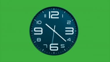 Modern açık mavi saat, yeşil ekran arkaplanındaki hızlandırılmış saat işlemini hızlandırıyor. Yüksek hız sayacı. Zaman su gibi akıp gidiyor bu zaman atlamasında. Saat yüzeyi yüksek hızda tükeniyor.