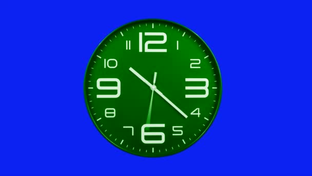 現代の緑の時計の顔を素早く進むタイムラプス移動する 時計の時計は青の画面の背景に時間を加速した ハイスピードカウンタータイマー 時間は この時間の経過の中で速く移動します 高速で走っている時計の顔 — ストック動画