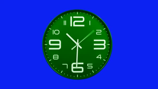 現代の緑の時計の顔を素早く進むタイムラプス移動する 時計の時計は青の画面の背景に時間を加速した ハイスピードカウンタータイマー 時間は この時間の経過の中で速く移動します 高速で走っている時計の顔 — ストック動画