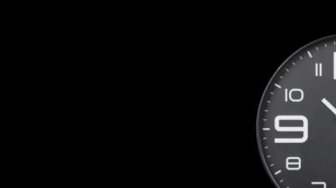 Modern gümüş saat, şeffaf alfa kanal arkaplanındaki hızlandırılmış zamanı ileri saran bir geçiş saatiyle karşı karşıya. Yüksek hız sayacı. Zaman su gibi akıp gidiyor bu zaman atlamasında. Saat yüzeyi yüksek hızda tükeniyor.