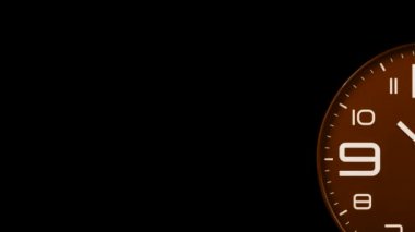 Modern turuncu saat, şeffaf alfa kanal arkaplanındaki hızlandırılmış zamanı ileri saran hızlı geçiş saatiyle karşı karşıya. Yüksek hız sayacı. Zaman su gibi akıp gidiyor bu zaman atlamasında. Saat yüzeyi yüksek hızda tükeniyor.