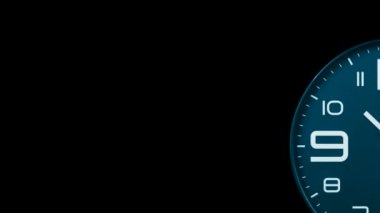 Modern açık mavi saat, şeffaf alfa kanal arkaplanındaki hızlandırılmış zamanı ileri saran hızlı geçiş saatiyle karşı karşıya. Yüksek hız sayacı. Zaman su gibi akıp gidiyor bu zaman atlamasında. Saat yüzeyi yüksek hızda tükeniyor.