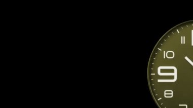 Modern altın saat, şeffaf alfa kanal arkaplanındaki hızlandırılmış zamanı ileri saran hızlı geçiş saatiyle karşı karşıya. Yüksek hız sayacı. Zaman su gibi akıp gidiyor bu zaman atlamasında. Saat yüzeyi yüksek hızda tükeniyor.